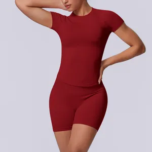 Detailopname van een naadloze dieprode yogaset voor dames met korte mouwen en hoge taille short.