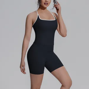 Detailweergave van het slim fit zwarte yogasetje met witte contrastbiezen voor dames