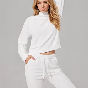 Conjunto deportivo blanco de punto gofre con sudadera de cuello alto y pantalón de yoga