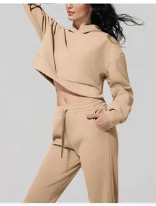 Vista detallada del conjunto de sudadera con capucha y pantalón de chándal beige