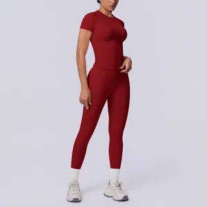 Detailansicht eines nahtlosen weinroten Yoga-Sets mit Kurzarm-Top und Leggings für Damen.