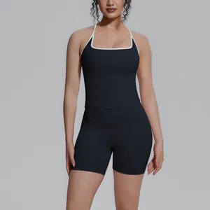 Detail van een zwart sneldrogend sportsetje met witte bies voor yoga en fitnessgebruik.