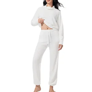 Conjunto de chándal de punto gofrado blanco con sudadera de cuello alto y joggers de cintura alta.