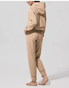 Detalle de la vista posterior del conjunto deportivo de pana para mujer con sudadera camel.