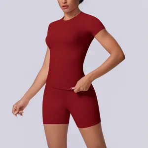 Nauwsluitende naadloze yoga-set met top met korte mouwen en hoge taille in het rood