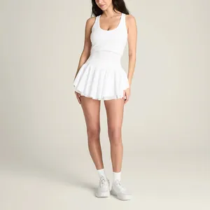 Ganzkörperansicht eines weißen atmungsaktiven Tennis Kleides für Damen Fitness