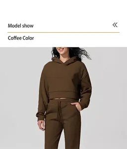 Modelo con un conjunto de sudadera con capucha y pantalón de pana en color marrón café