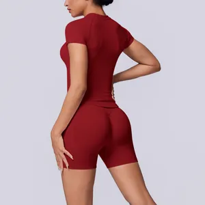 Gedetailleerd achteraanzicht van een bordeauxrode naadloze yogaset met hoge taille shorts.