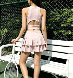 Vista trasera del conjunto de tenis rosa con top de yoga sin espalda y falda plisada