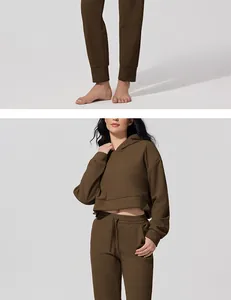 Detalle del conjunto deportivo de pana marrón para mujer con sudadera con capucha y pantalón