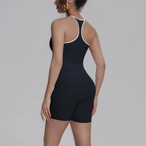 Achteraanzicht van een sportieve damesset met racerback-top en biker shorts in zwart en wit