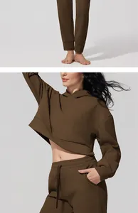 Conjunto deportivo de canalé marrón con sudadera corta y jogger, detalle de tela.