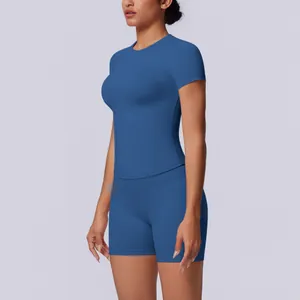 Zijaanzicht van een naadloze blauwe yogaset met strakke top en shorts met hoge taille.