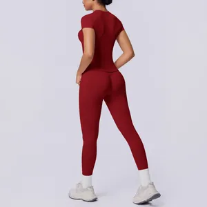 Rückansicht eines roten, nahtlosen Strick-Yoga-Sets mit Kurzarm-Oberteil und Leggings