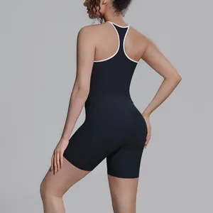 Achteraanzicht van een zwarte yoga set met een wit afgezette racerback tanktop voor dames