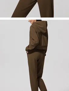 Vista trasera de chándal de pana marrón con sudadera con capucha y pantalones sueltos