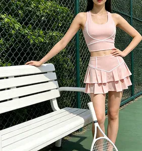 Vista detallada del conjunto de tenis rosa con falda de volantes y top deportivo