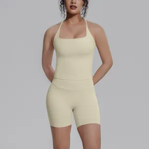 Detail van een beige yogaset bestaande uit een racerback top en strakke sportshort.