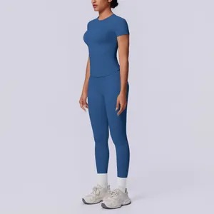 Seitenprofil einer Frau in einem blauen nahtlosen Yoga-Set mit Oberteil und Leggings.