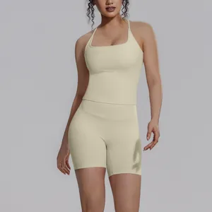 Gedetailleerde weergave van een crème yogaset met vierkante hals en korte sportbroek