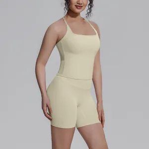Dames tweedelige crème yogaset met racerback top en korte broek in vol beeld.