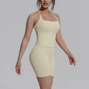 Detail van een lichtgeel tweedelig yoga-fitnesssetje met tanktop en sportieve short