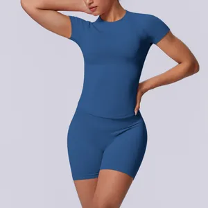 Close-up van de blauwe naadloze yogaset met korte mouwen en een hoge taille short