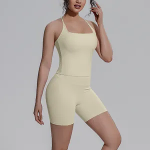 Vooraanzicht van lichtgeel yogaset voor dames met een slanke pasvorm en een sportieve tanktop.