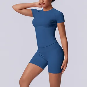 Zijaanzicht van naadloze blauwe yogaset met nauwsluitende korte mouwen en korte broek