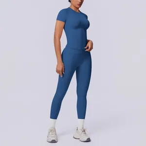 Nahtloses blaues Yoga-Set bestehend aus Kurzarm-Top und High-Waist Push-Up-Leggings