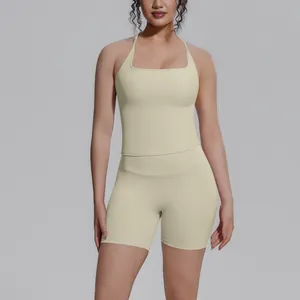 Detail van een vanillegeel yoga-set met vierkante hals top en strakke biker shorts
