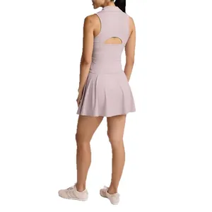 Vista trasera de conjunto deportivo lavanda con top polo de espalda abierta y falda