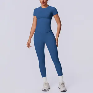 Vollansicht blaues nahtloses Set aus Kurzarm-Oberteil und Yoga-Leggings