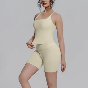 Detailopname van een tweedelige crème yoga-set met een stijlvolle tanktop en hoge shorts.