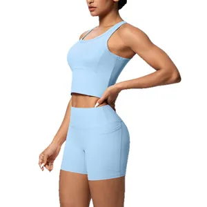 Lichtblauwe yogaset met gewatteerde sportbeha en high-waist biker shorts met zak