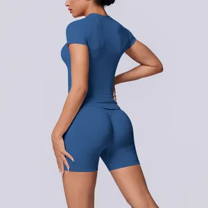 Achteraanzicht van een blauwe naadloze yogaset met high-waist billenlift shorts.