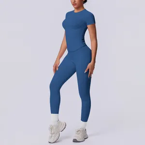 Nahtloses blaues Yoga-Set mit Kurzarm-Oberteil und High-Waist-Leggings mit Push-up-Effekt