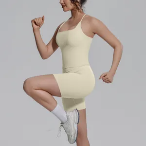 Crèmewitte tweedelige yogaset voor dames met tanktop en strakke fietsshort.