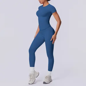 Detail des blauen nahtlosen Strick-Yoga-Sets mit Kurzarm-Top und Leggings für Damen