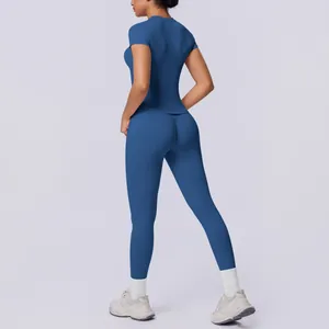 Rückansicht des blauen Yoga-Sets mit kurzärmeligem Oberteil und Leggings mit Push-up-Effekt