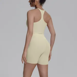 Achteraanzicht van een geel sport-bh en biker shorts yoga set voor dames fitness.