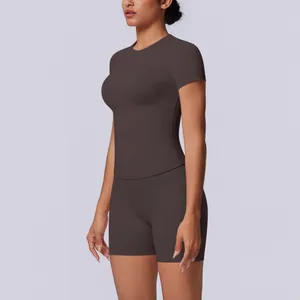 Professionele naadloze yogaset met top met korte mouwen en short met hoge taille voor sport.