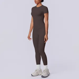 Seitenansicht einer Frau im braunen nahtlosen Yoga-Set mit Kurzarm-Oberteil und Hose