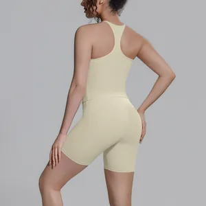 Gedetailleerd achteraanzicht van een beige racerback yoga-top en bijpassende fitnessshort