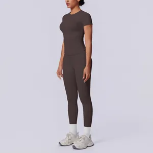 Seitenansicht eines dunkelbraunen nahtlosen Strick-Yoga-Sets bestehend aus Leggings und kurzem Top