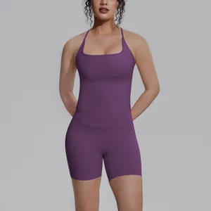 Detailopname van paarse sportset met tanktop en strakke yogashorts voor vrouwen.