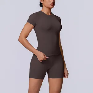 Detailweergave van naadloze bruine yogaset met korte mouwen en hoge taille