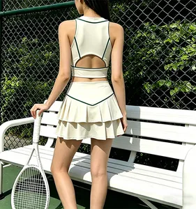 Vista trasera de un conjunto de tenis crema con ribete verde y falda plisada doble