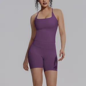 Professionele detailweergave van een paars nauwsluitend sport-yogaset voor dames.