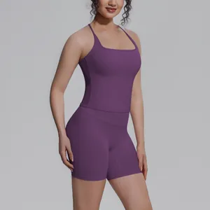 Volledig overzicht van paarse racerback tanktop en strakke short yoga set op model